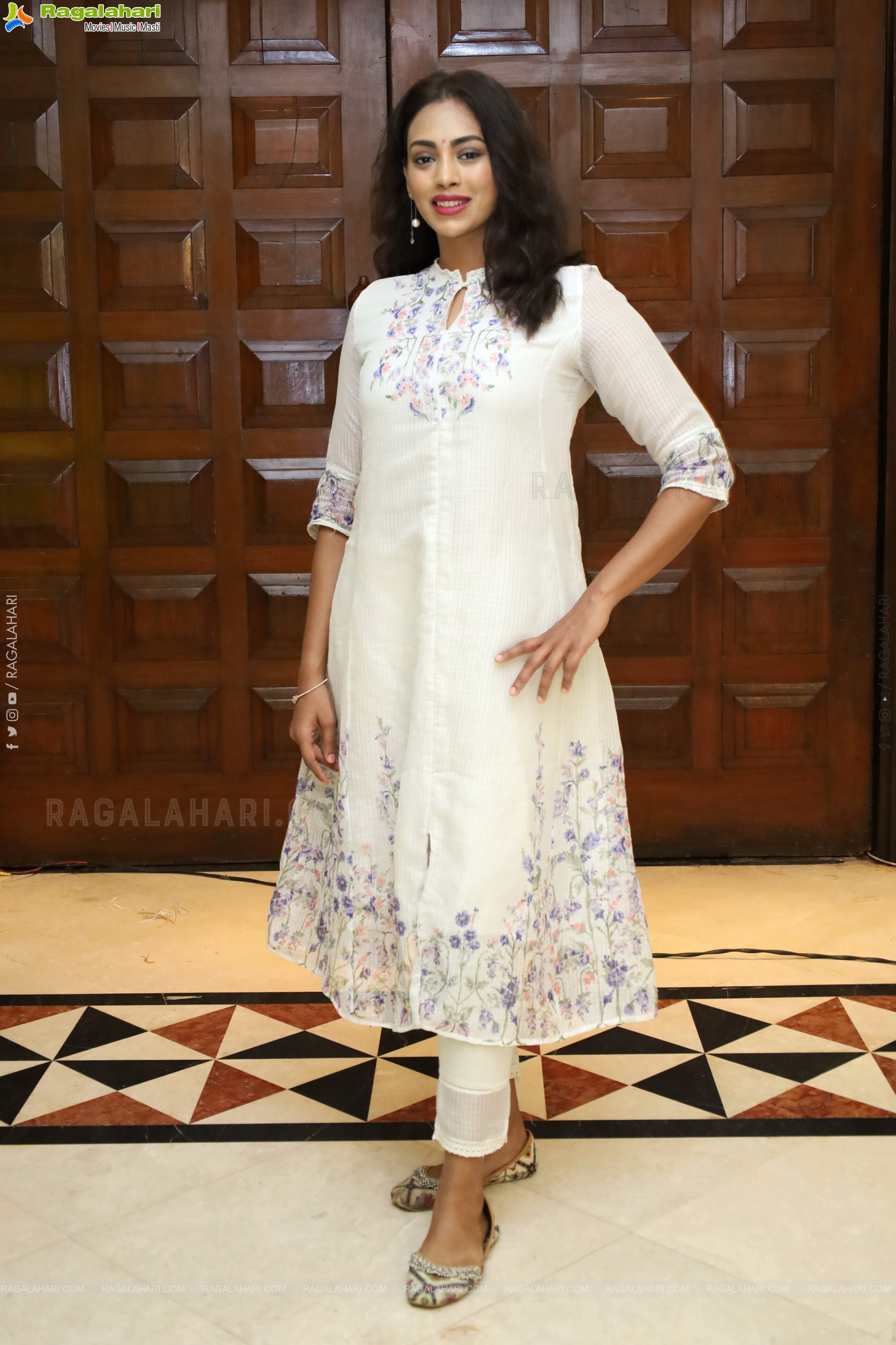 Kamakshi Bhaskarla at Sutraa Fashion Exhibition, HD Photo Gallery