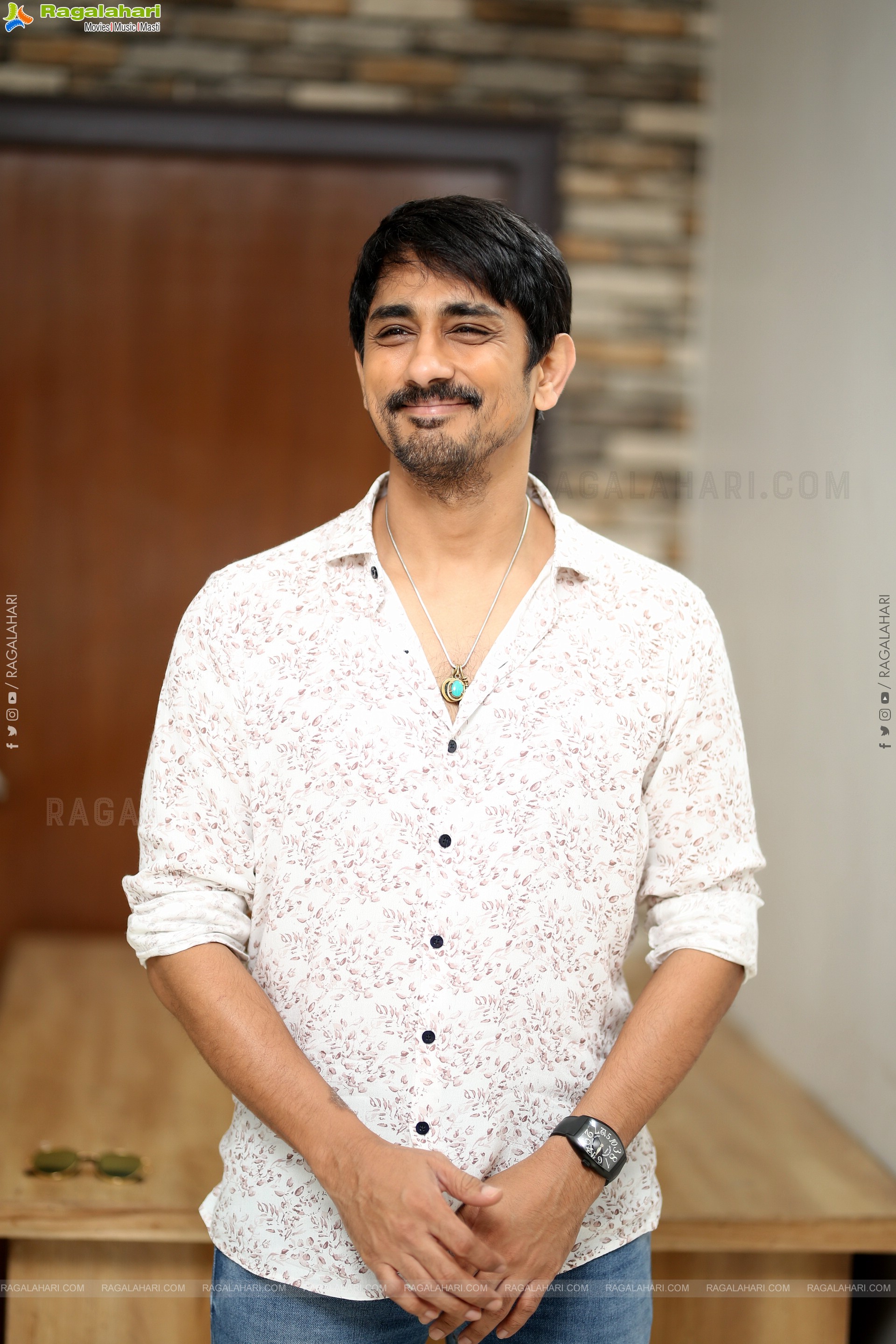 Siddharth stills at Takkar Interview, HD Gallery