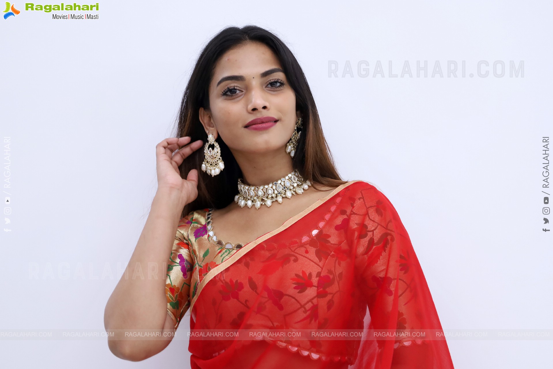 Sony Latest stills in Red Saree, HD Gallery