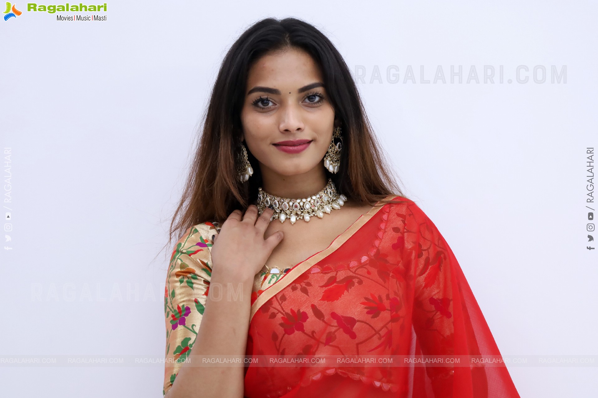 Sony Latest stills in Red Saree, HD Gallery