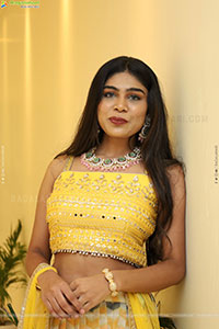 Yamini Srinivas stills at Sutraa Event, HD Gallery