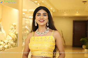 Yamini Srinivas stills at Sutraa Event, HD Gallery