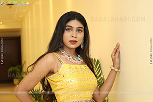 Yamini Srinivas stills at Sutraa Event, HD Gallery