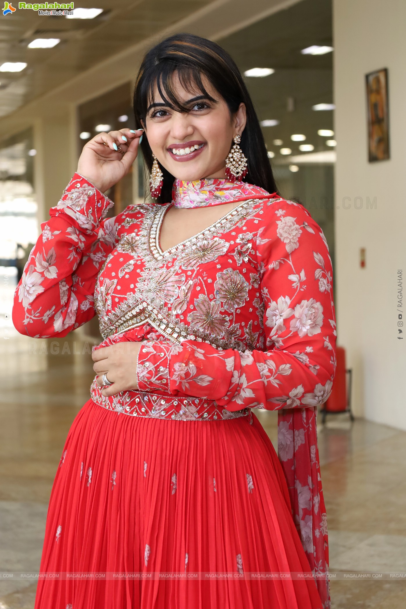 Sravanthi Chokarapu Latest Stills, HD Photo Gallery