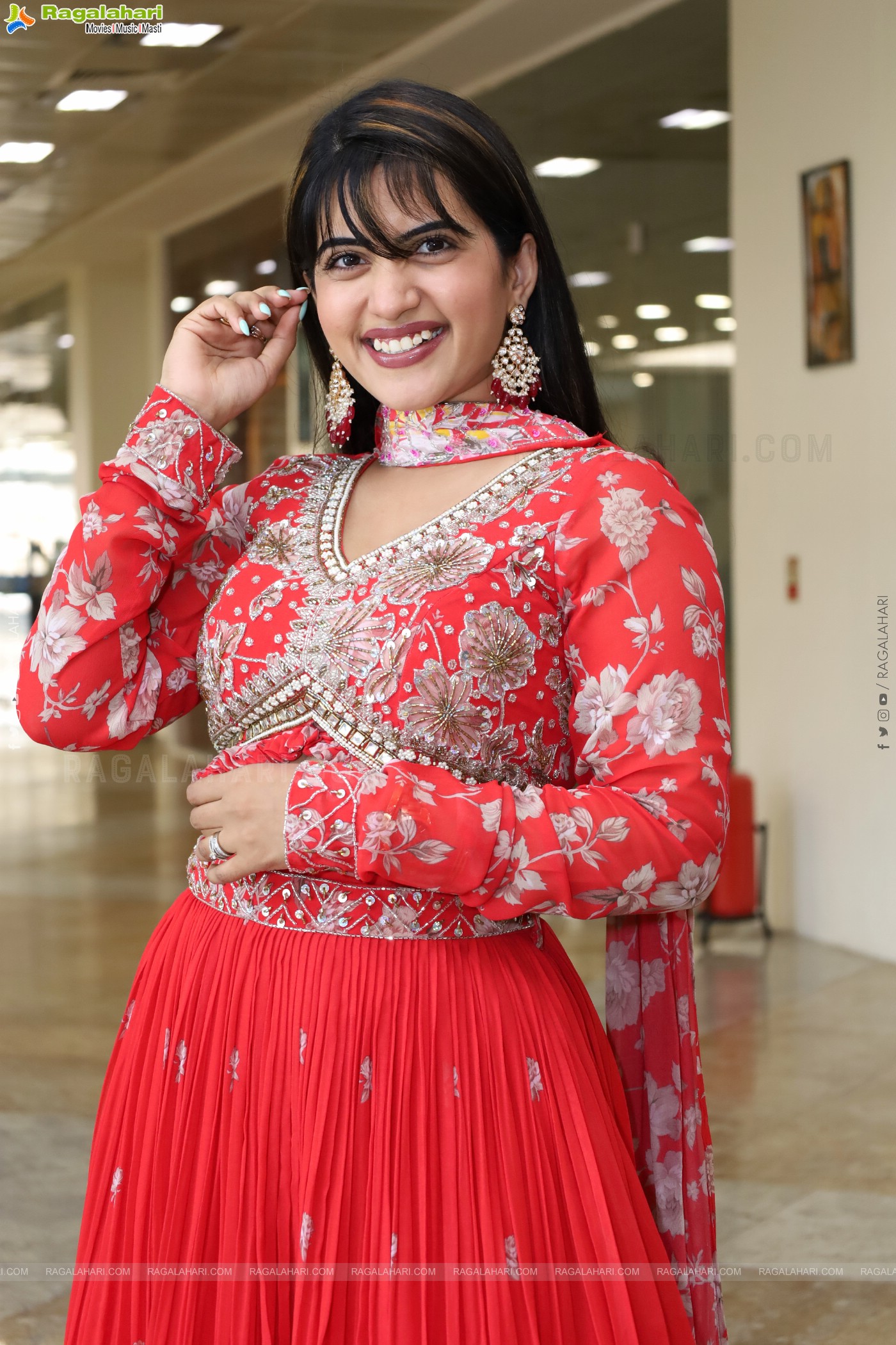 Sravanthi Chokarapu Latest Stills, HD Photo Gallery