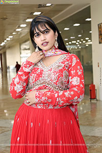 Sravanthi Chokarapu Latest Stills, HD Photo Gallery