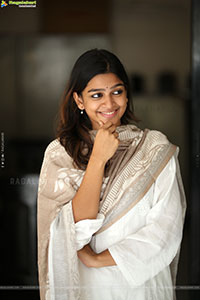 Ananthika Sanilkumar at 8 Vasantalu Interview, HD Gallery