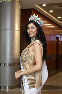 Andleeb Zaidi at Hi Life Exhibition Launch Event, HD Gallery