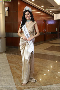 Andleeb Zaidi at Hi Life Exhibition Launch Event, HD Gallery