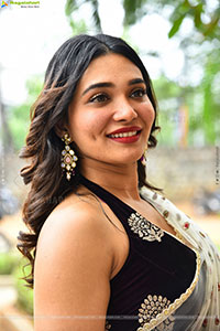 Jenifer Emmanuel at Paramapada Sopanam Teaser Launch