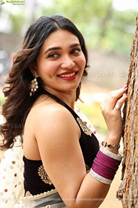 Jenifer Emmanuel at Paramapada Sopanam Teaser Launch