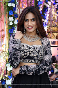 Naziya Khan Stills in Black Designer Dress, HD Gallery