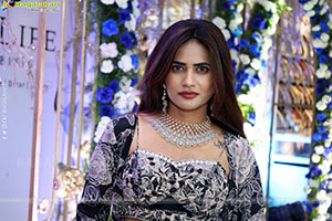 Naziya Khan Stills in Black Designer Dress, HD Gallery