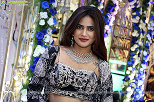 Naziya Khan Stills in Black Designer Dress, HD Gallery