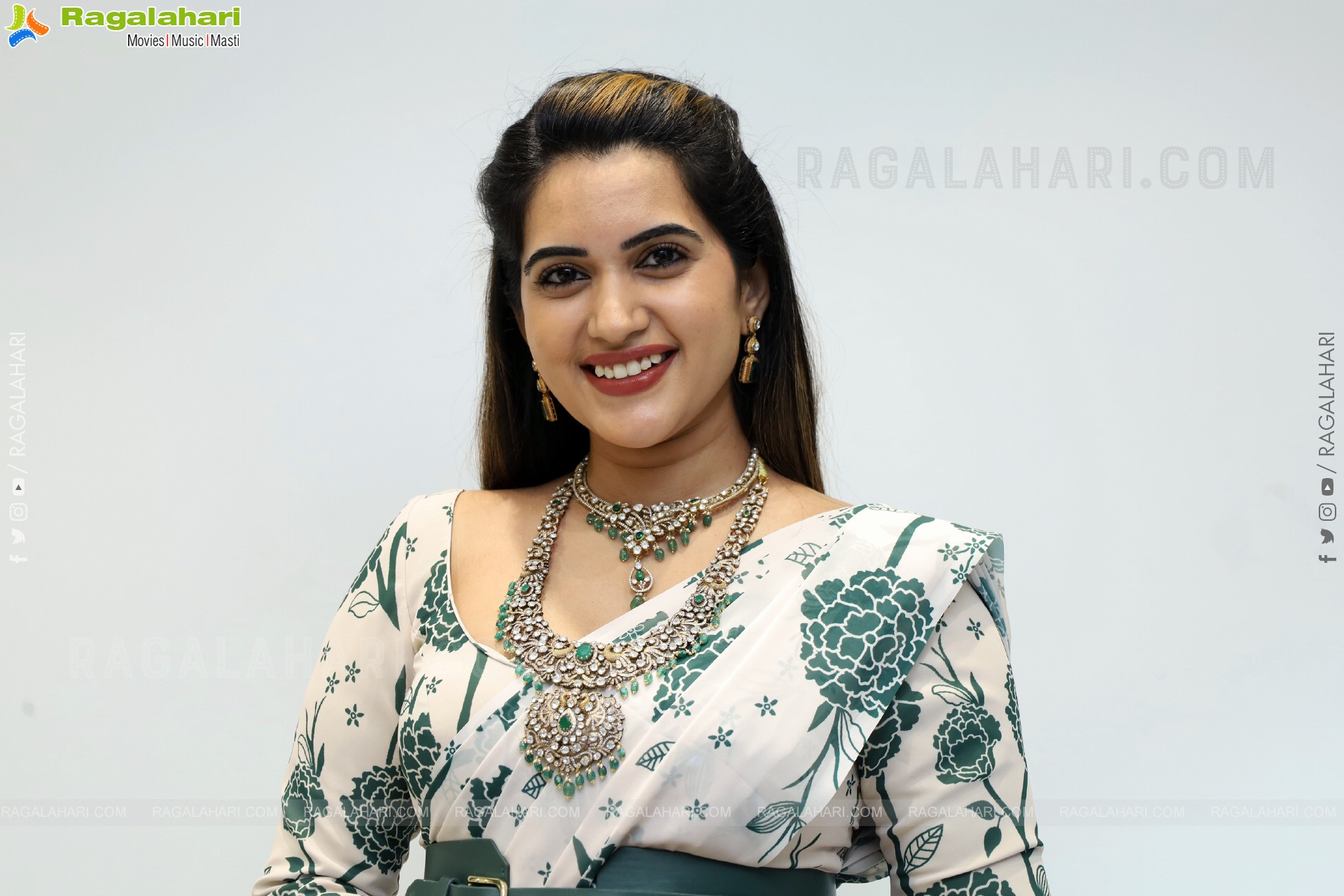 Sravanthi Chokarapu Latest Glamorous Stills, HD Gallery