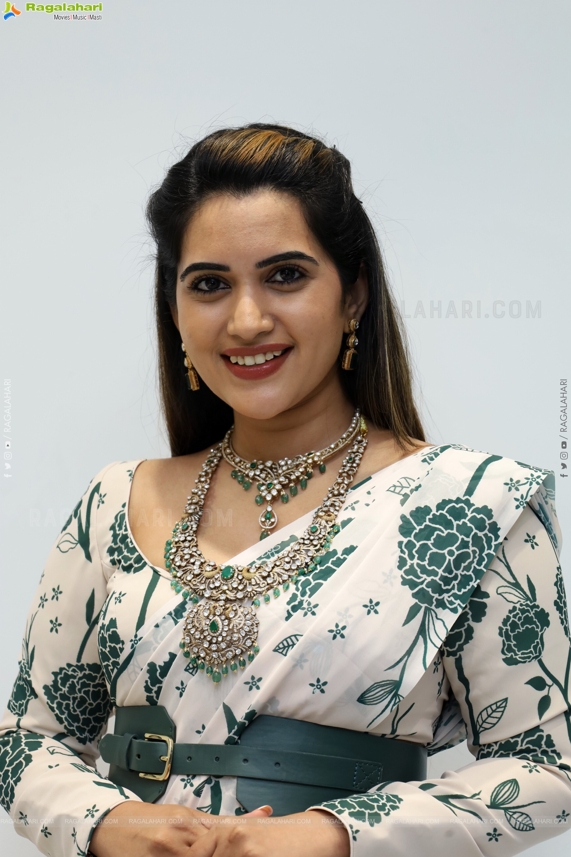 Sravanthi Chokarapu Latest Glamorous Stills, HD Gallery