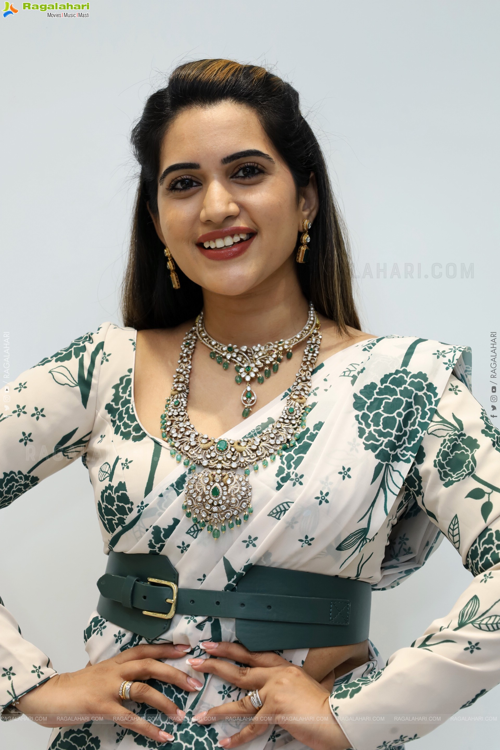 Sravanthi Chokarapu Latest Glamorous Stills, HD Gallery