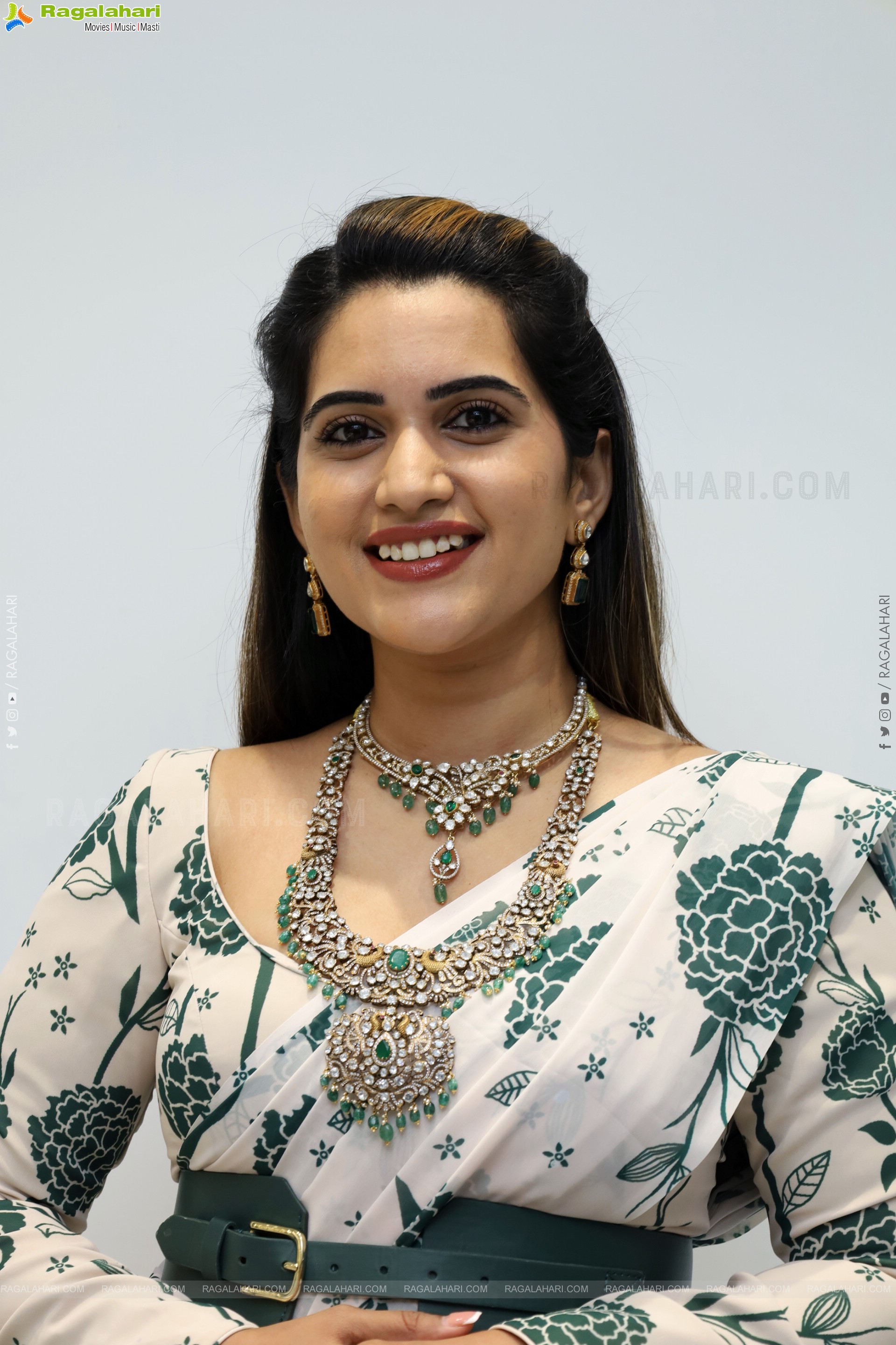 Sravanthi Chokarapu Latest Glamorous Stills, HD Gallery