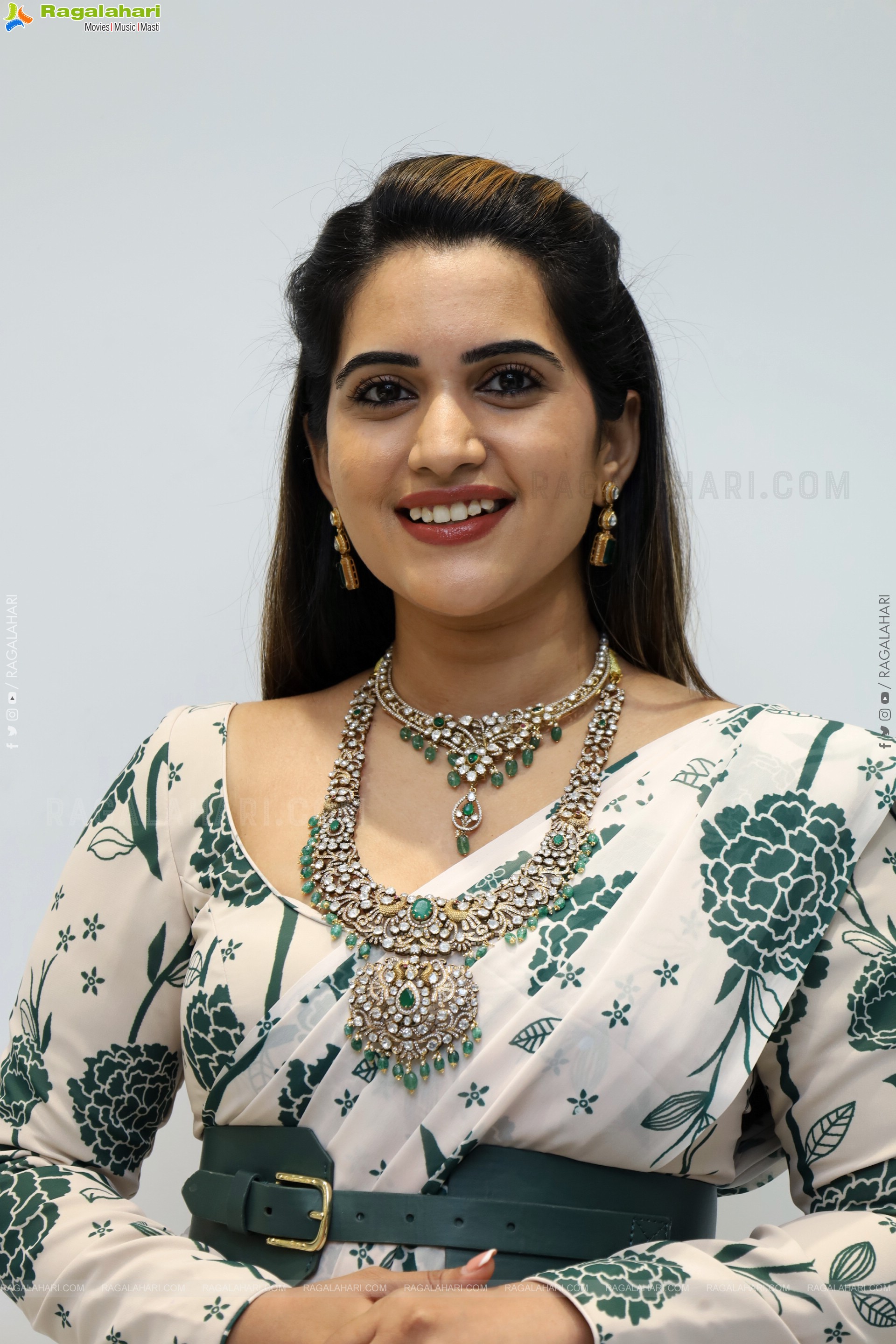 Sravanthi Chokarapu Latest Glamorous Stills, HD Gallery