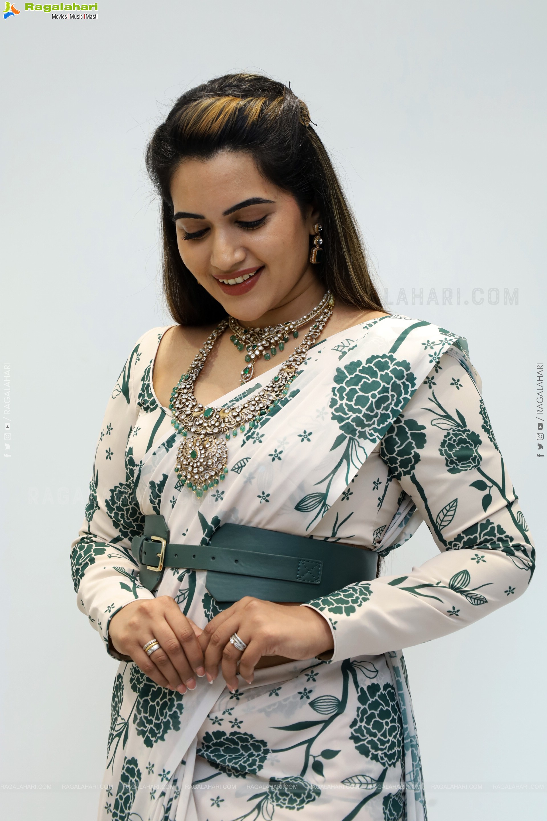 Sravanthi Chokarapu Latest Glamorous Stills, HD Gallery