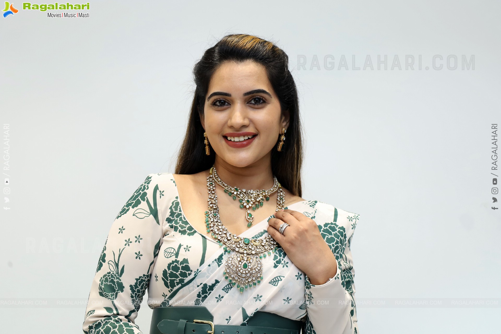 Sravanthi Chokarapu Latest Glamorous Stills, HD Gallery