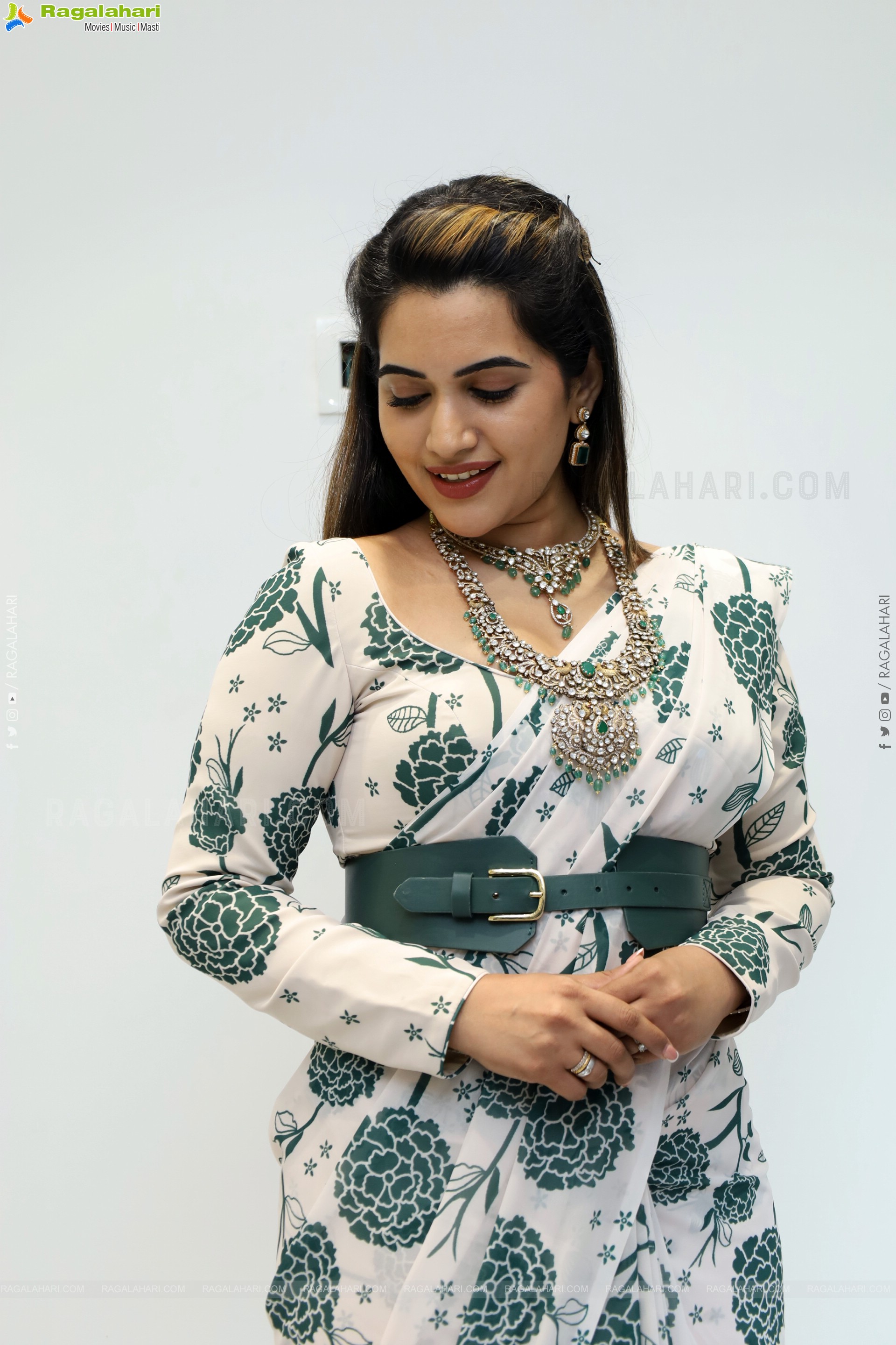 Sravanthi Chokarapu Latest Glamorous Stills, HD Gallery