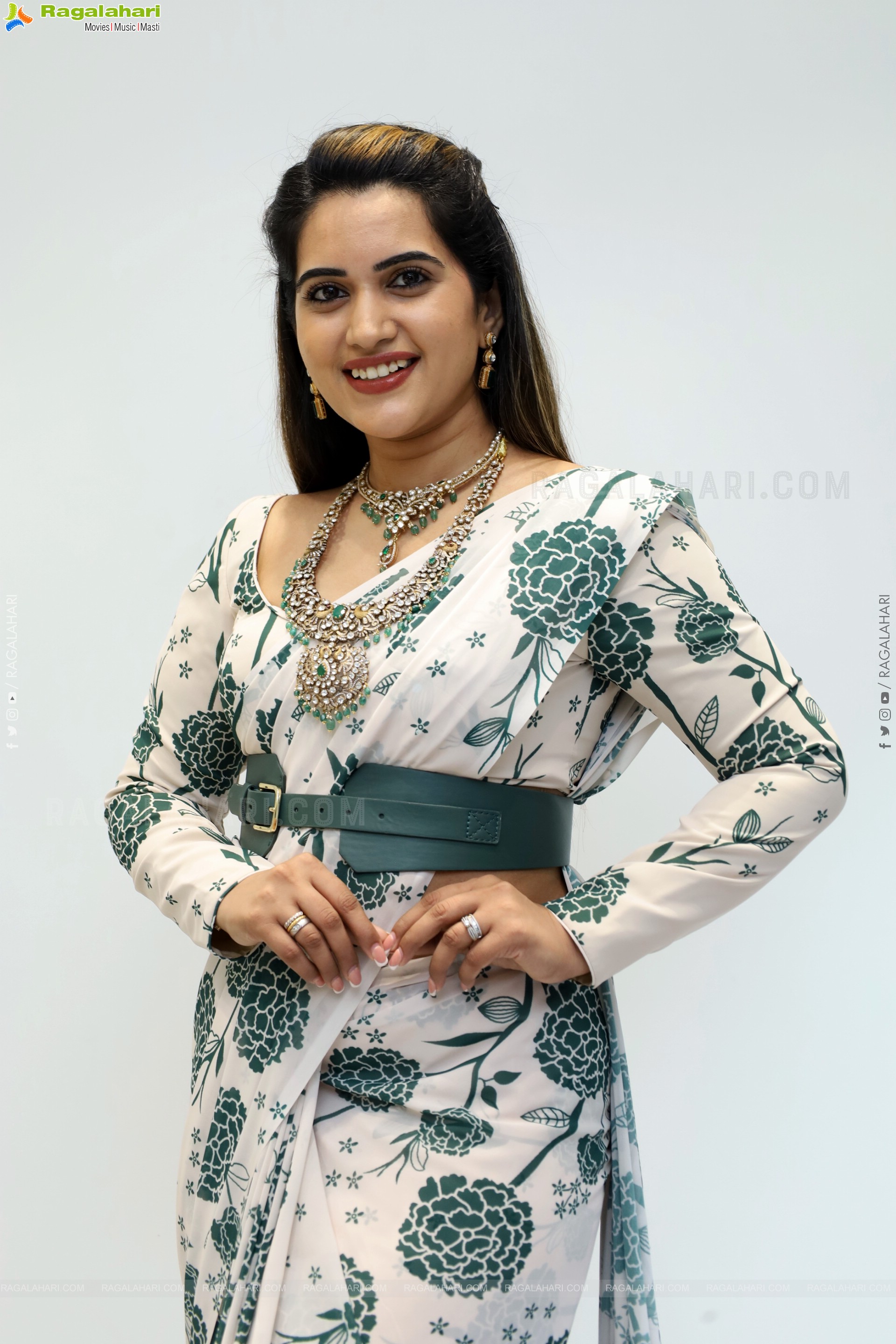 Sravanthi Chokarapu Latest Glamorous Stills, HD Gallery