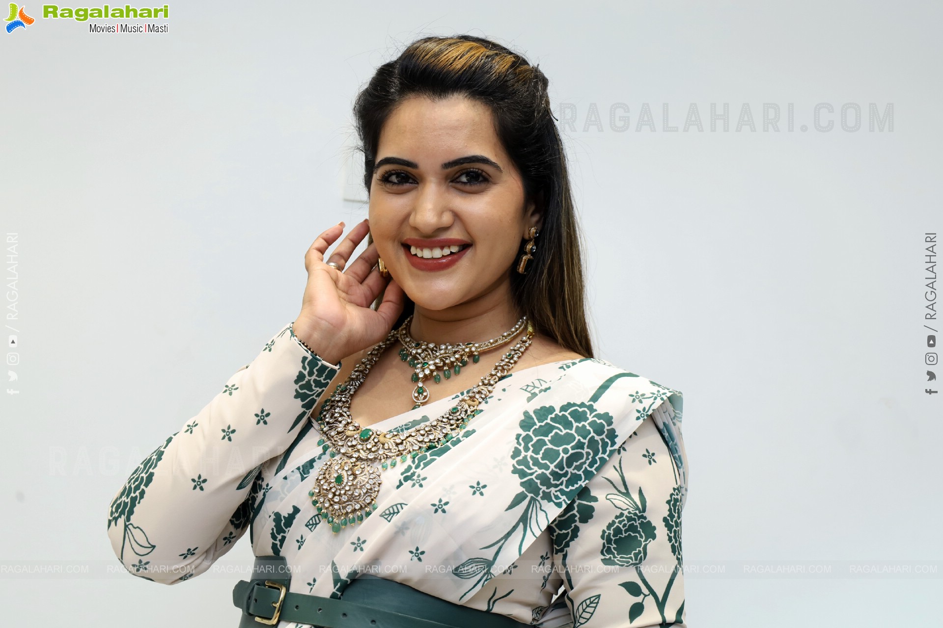 Sravanthi Chokarapu Latest Glamorous Stills, HD Gallery
