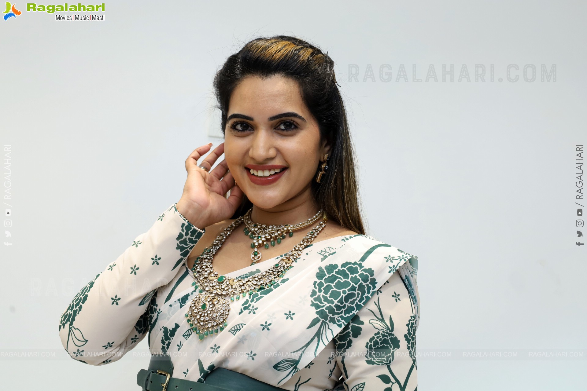 Sravanthi Chokarapu Latest Glamorous Stills, HD Gallery