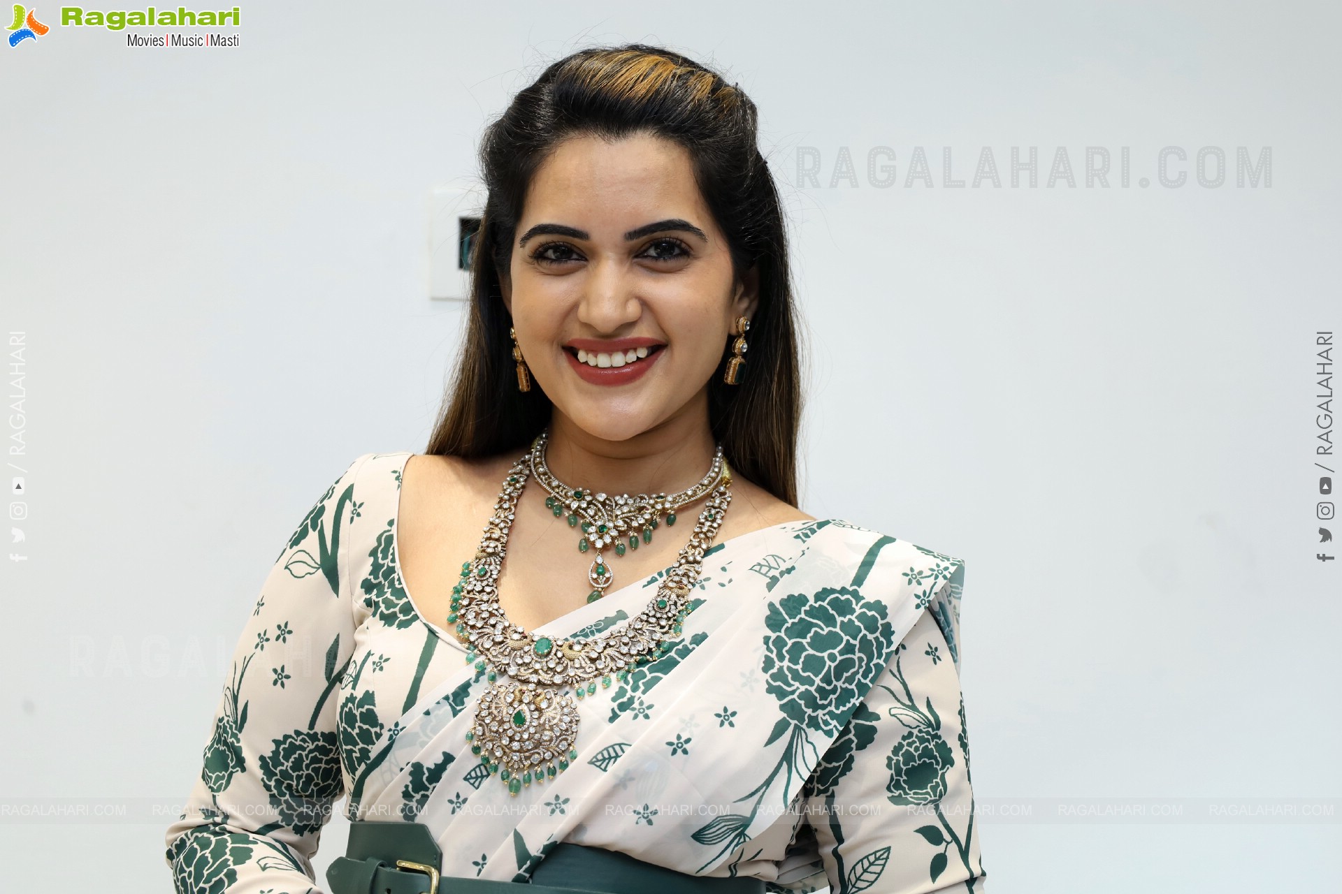 Sravanthi Chokarapu Latest Glamorous Stills, HD Gallery