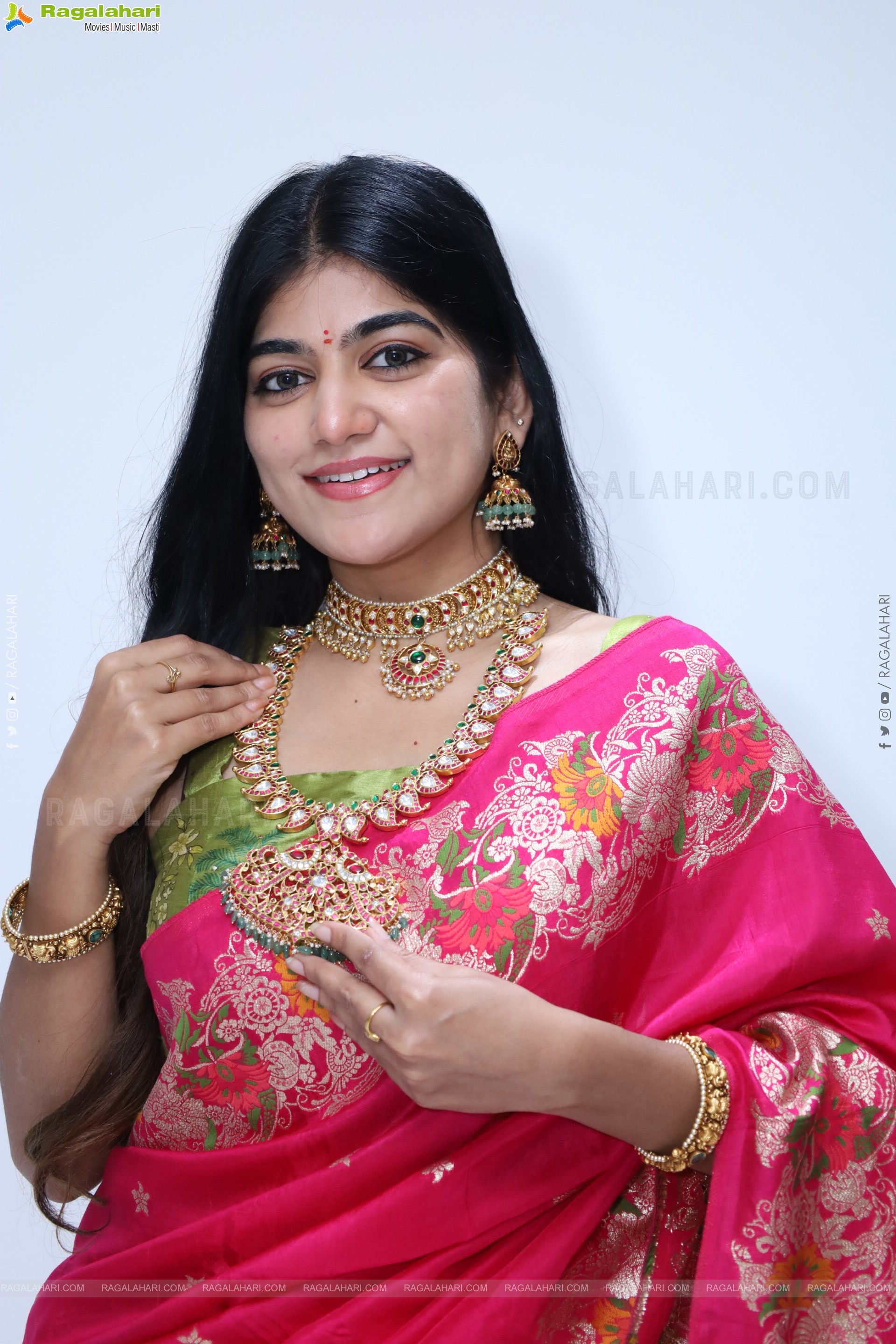 Kushi Naidu Poses with Traditional Jewellery, HD Gallery