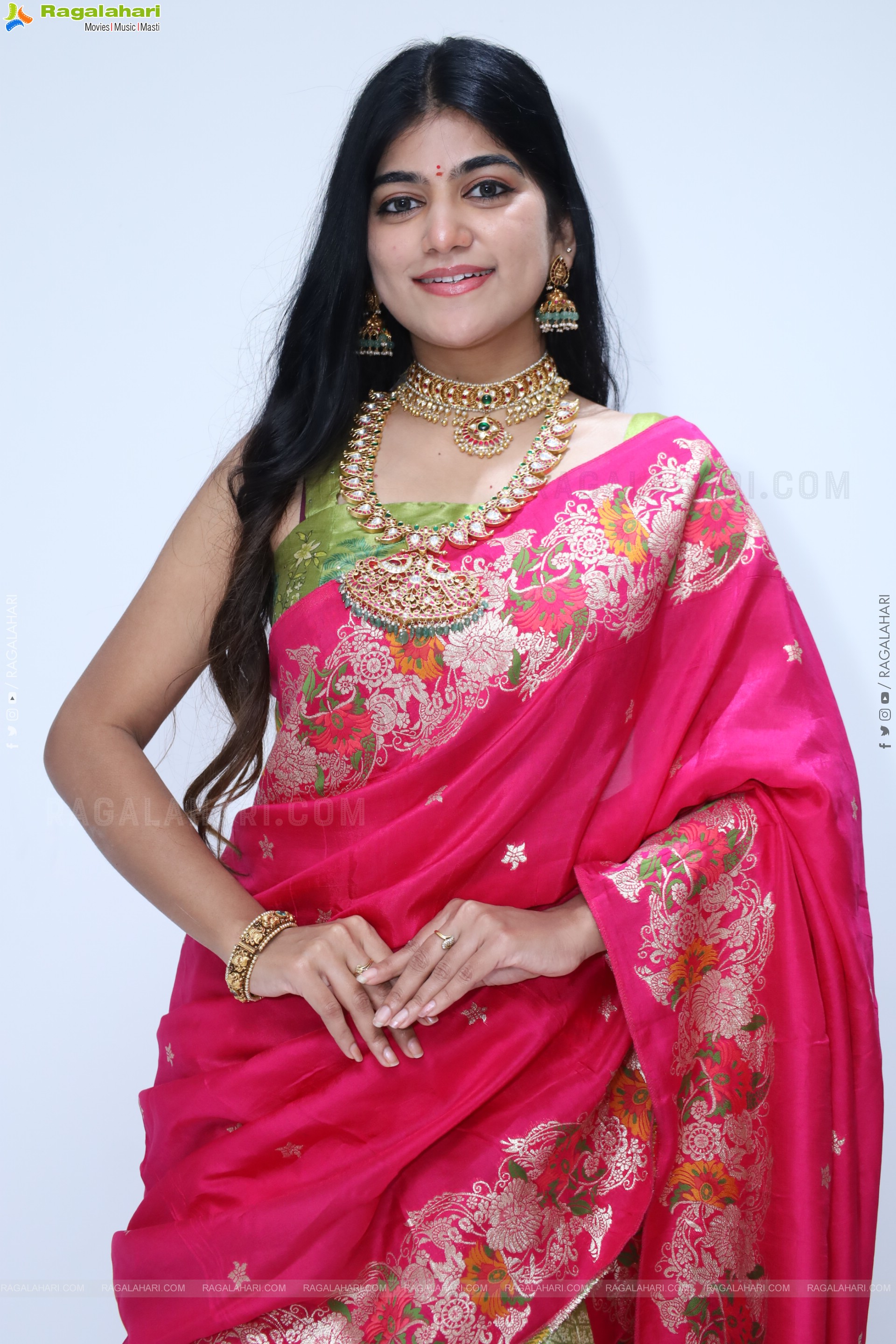 Kushi Naidu Poses with Traditional Jewellery, HD Gallery