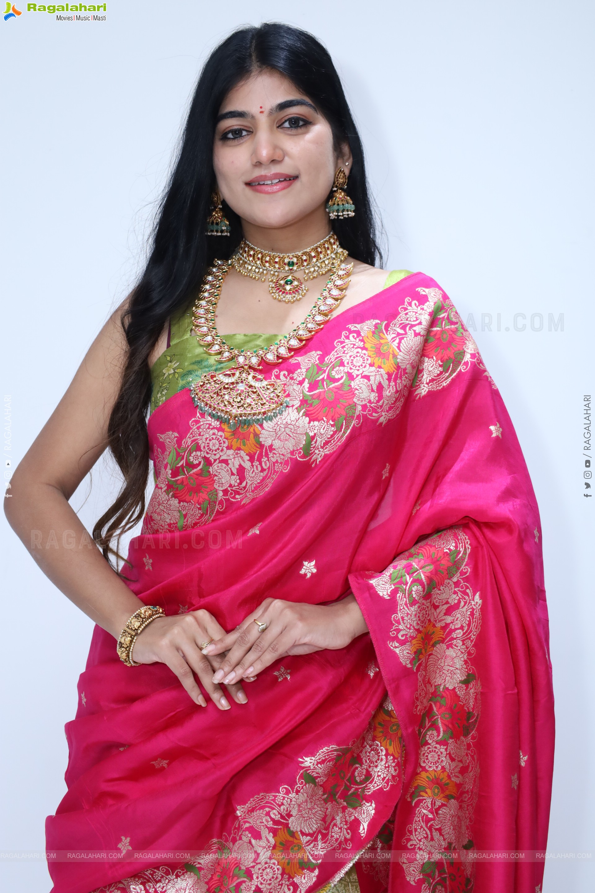 Kushi Naidu Poses with Traditional Jewellery, HD Gallery