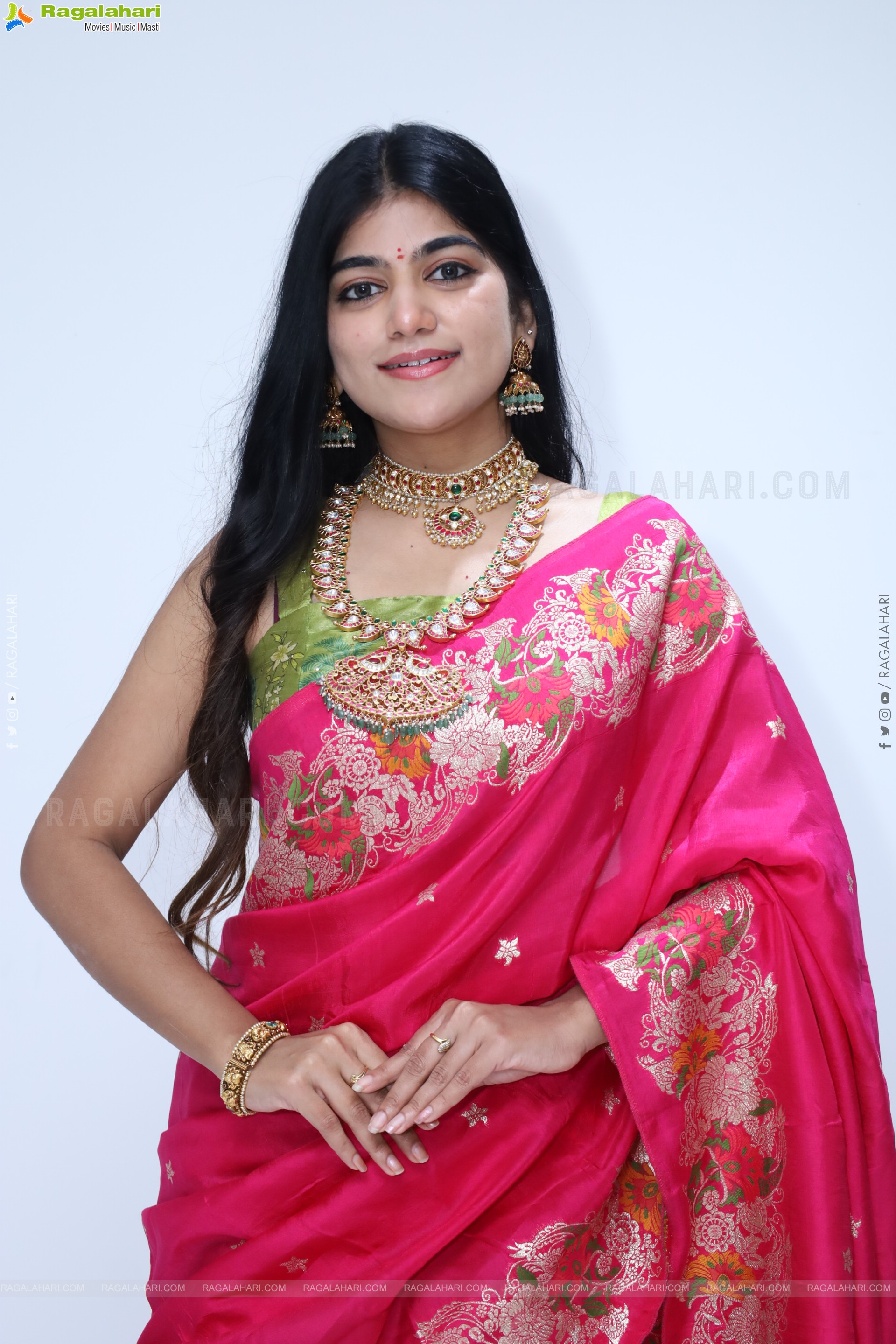 Kushi Naidu Poses with Traditional Jewellery, HD Gallery