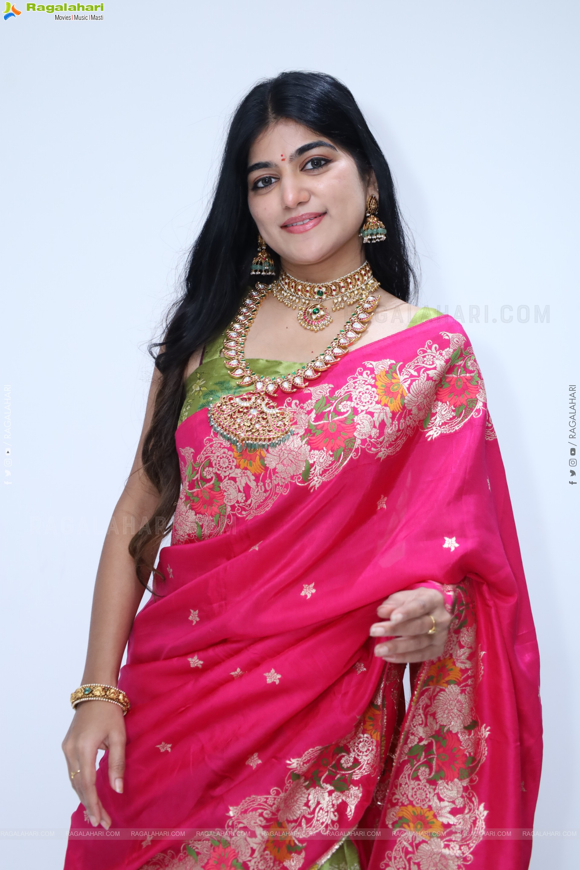 Kushi Naidu Poses with Traditional Jewellery, HD Gallery