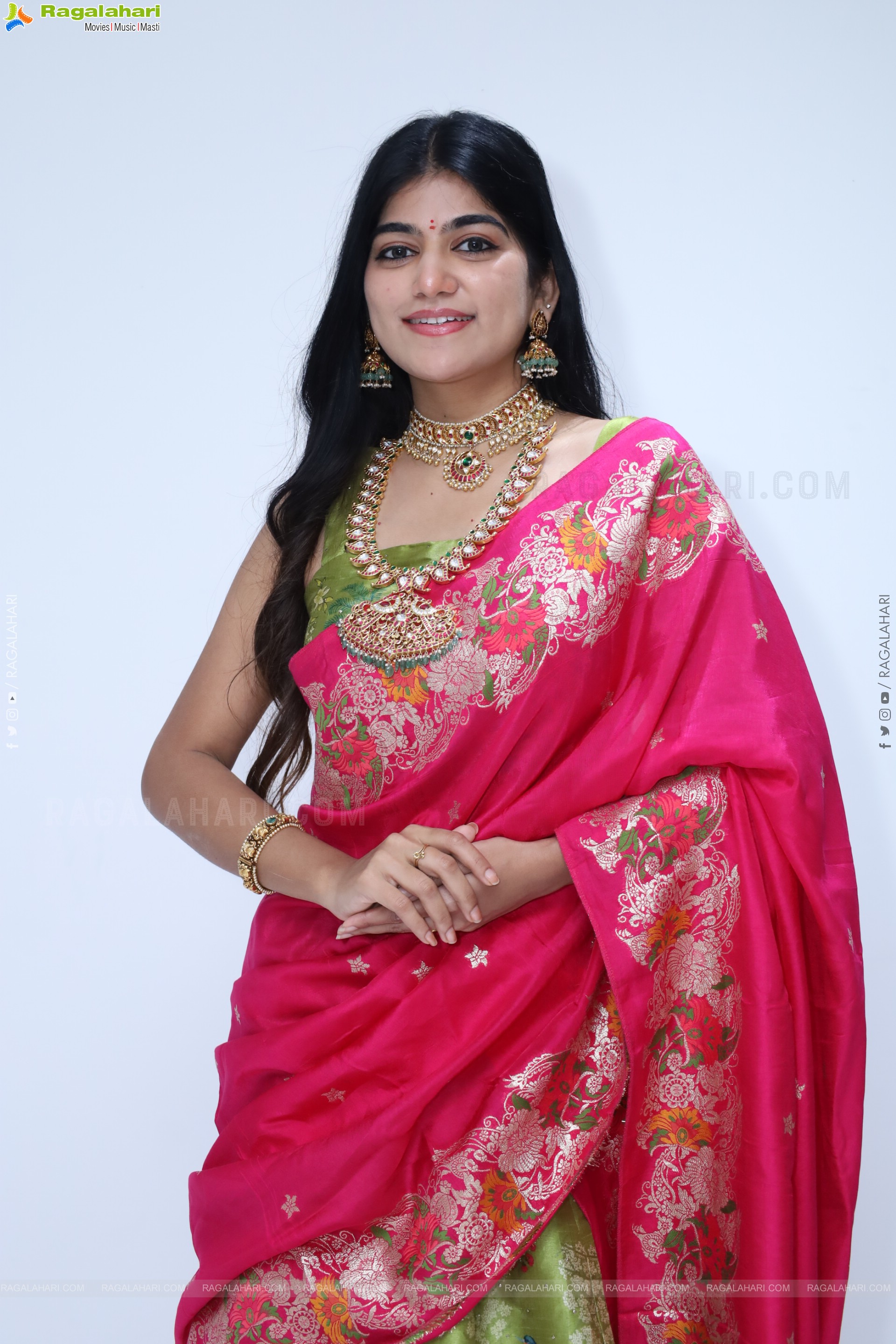 Kushi Naidu Poses with Traditional Jewellery, HD Gallery