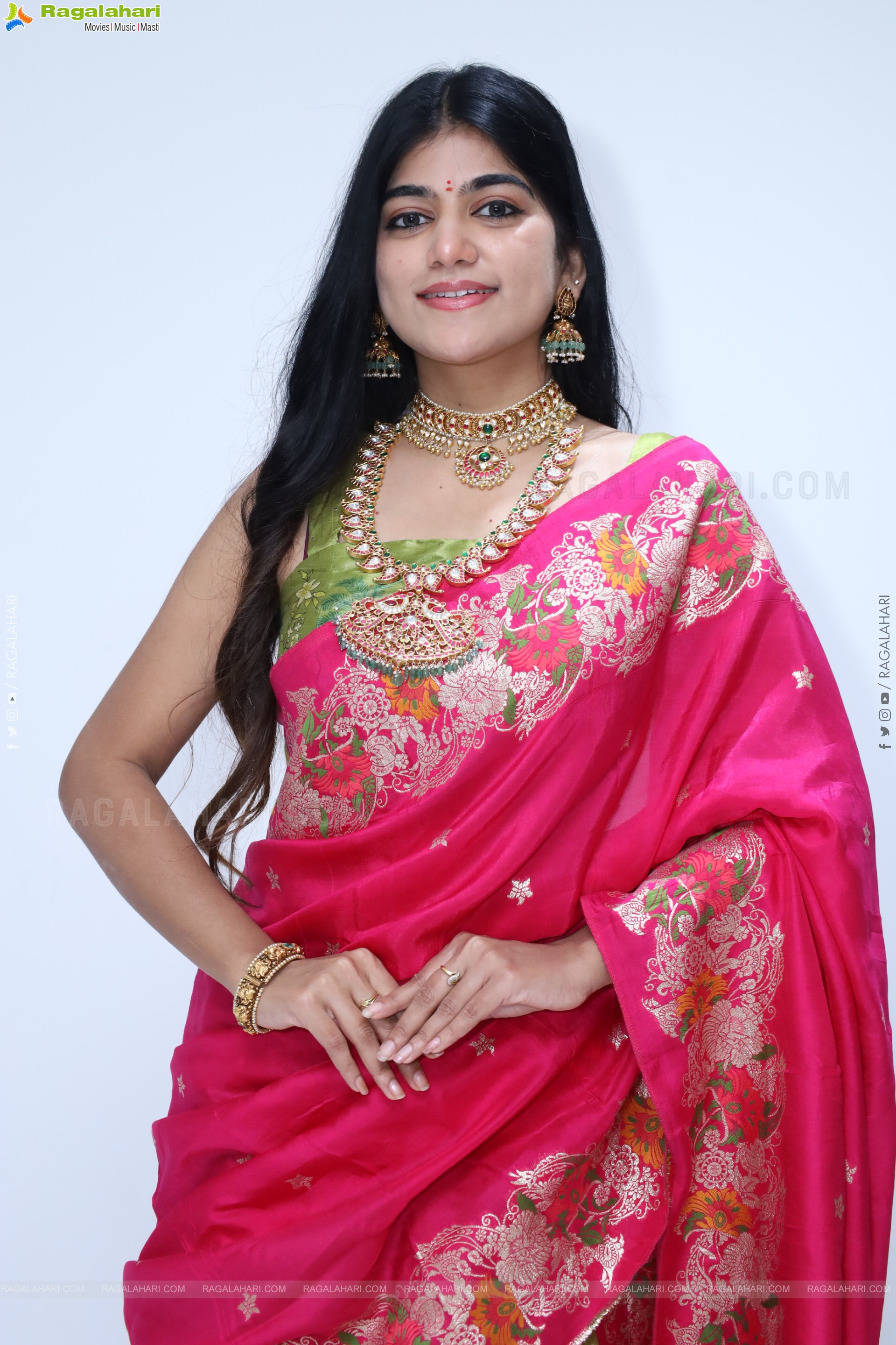 Kushi Naidu Poses with Traditional Jewellery, HD Gallery