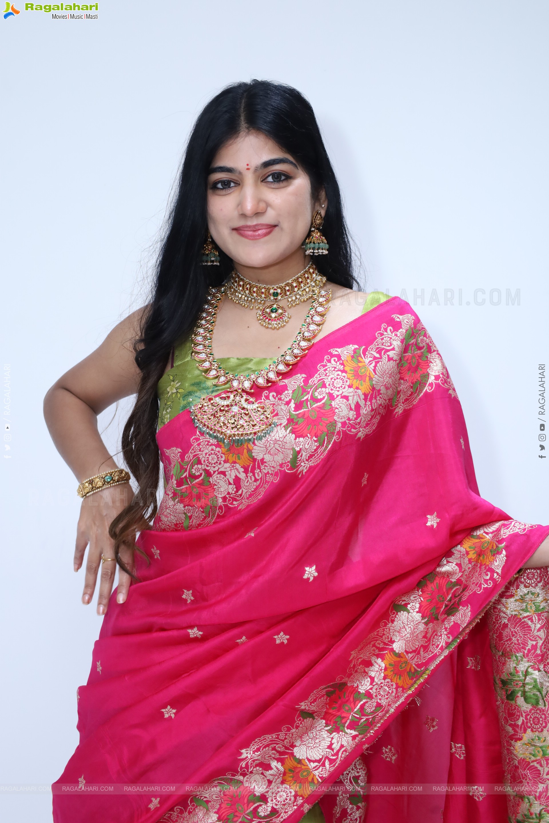 Kushi Naidu Poses with Traditional Jewellery, HD Gallery