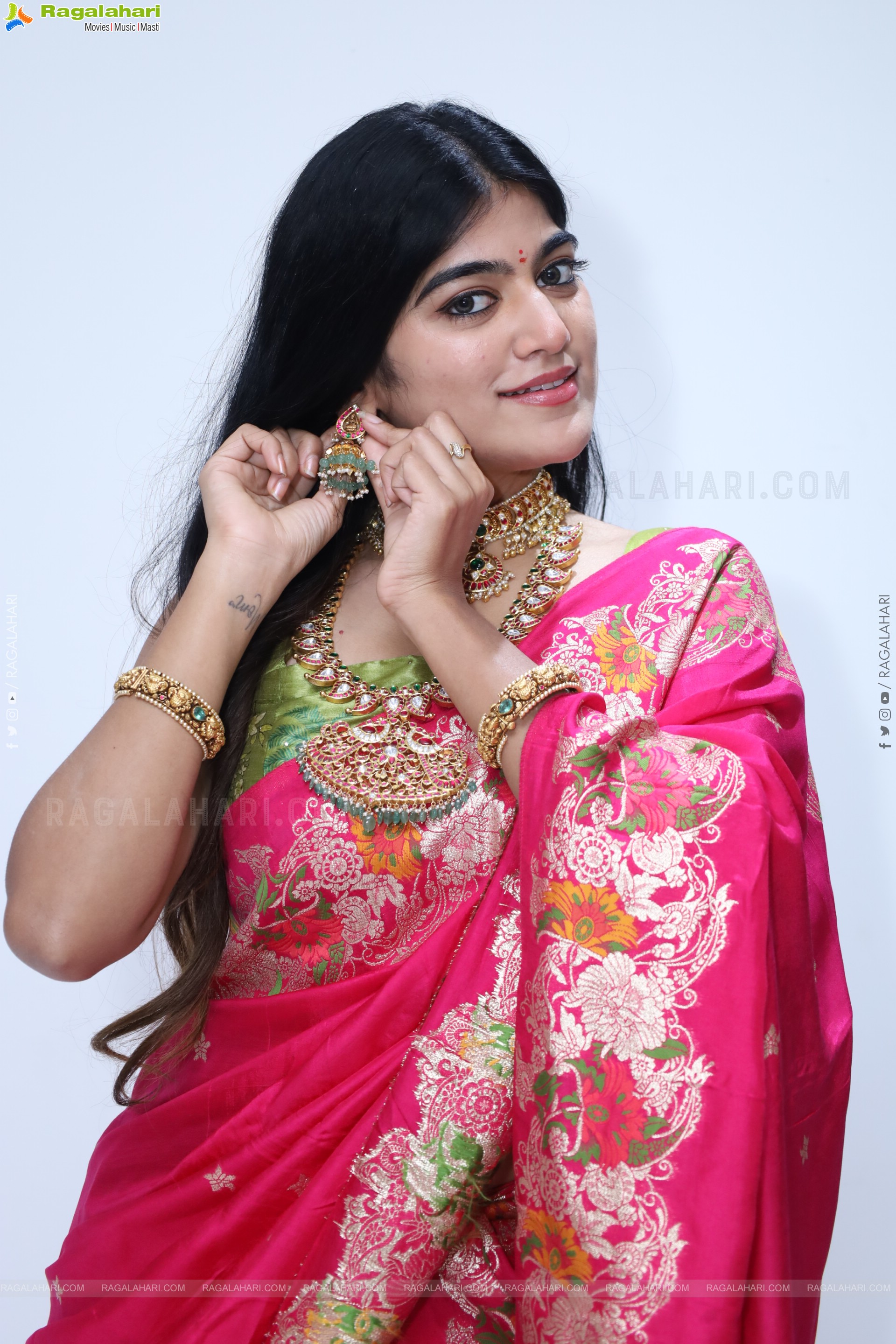 Kushi Naidu Poses with Traditional Jewellery, HD Gallery