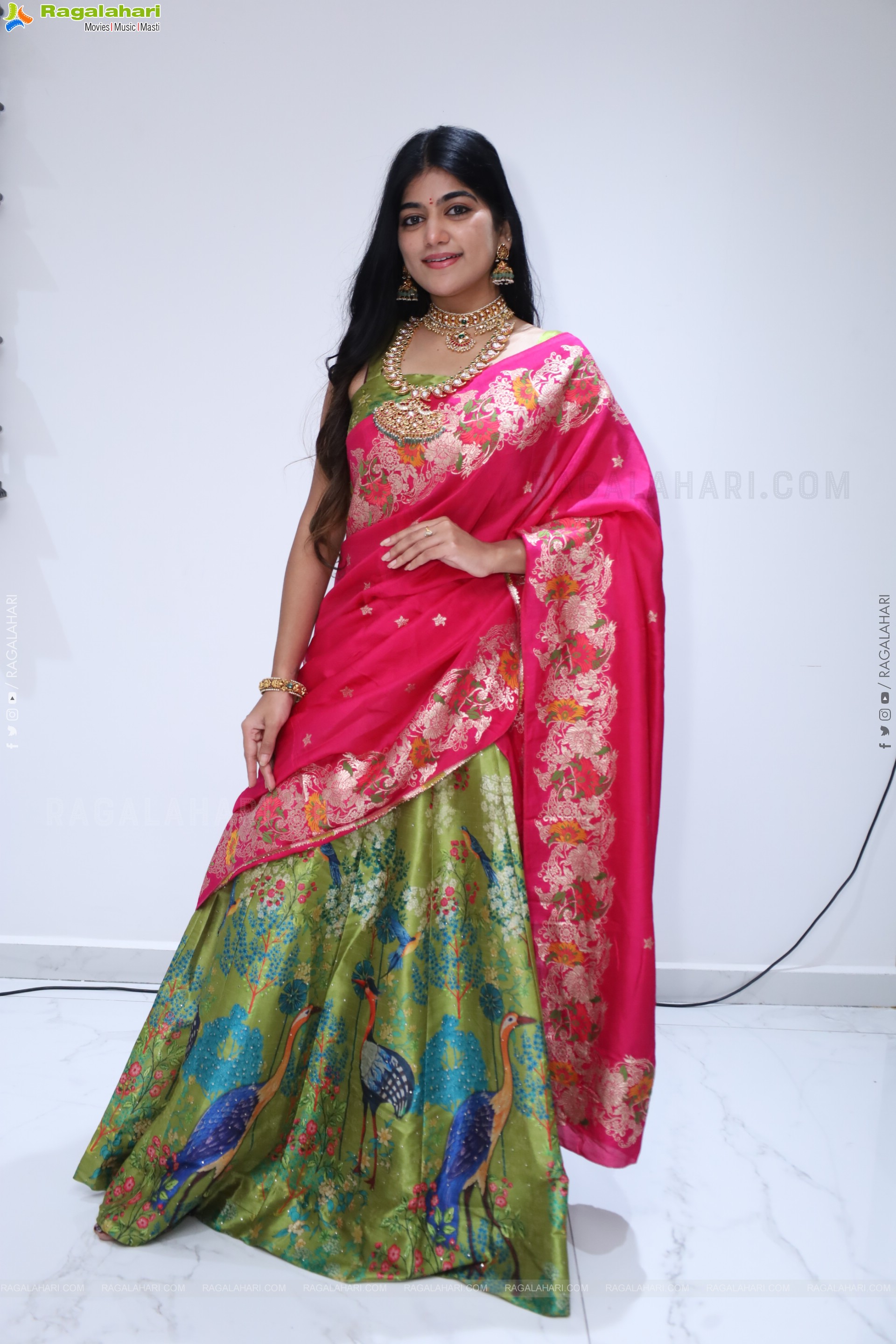 Kushi Naidu Poses with Traditional Jewellery, HD Gallery