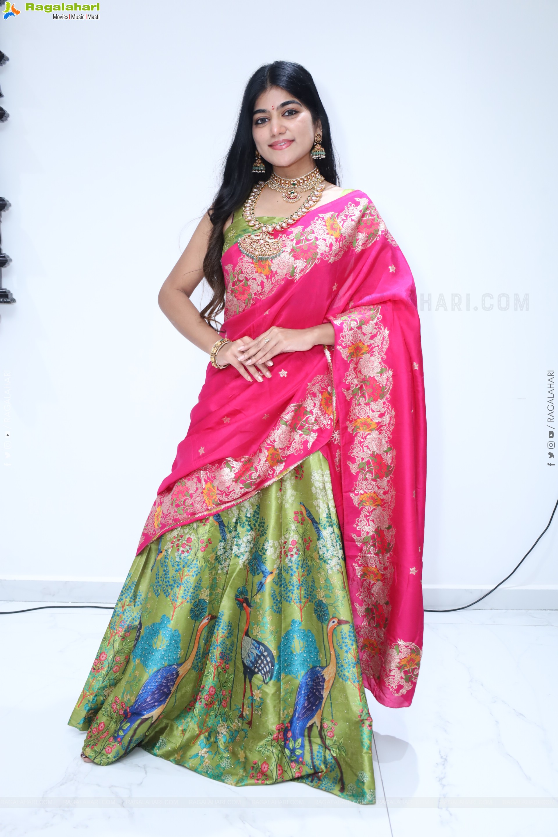 Kushi Naidu Poses with Traditional Jewellery, HD Gallery