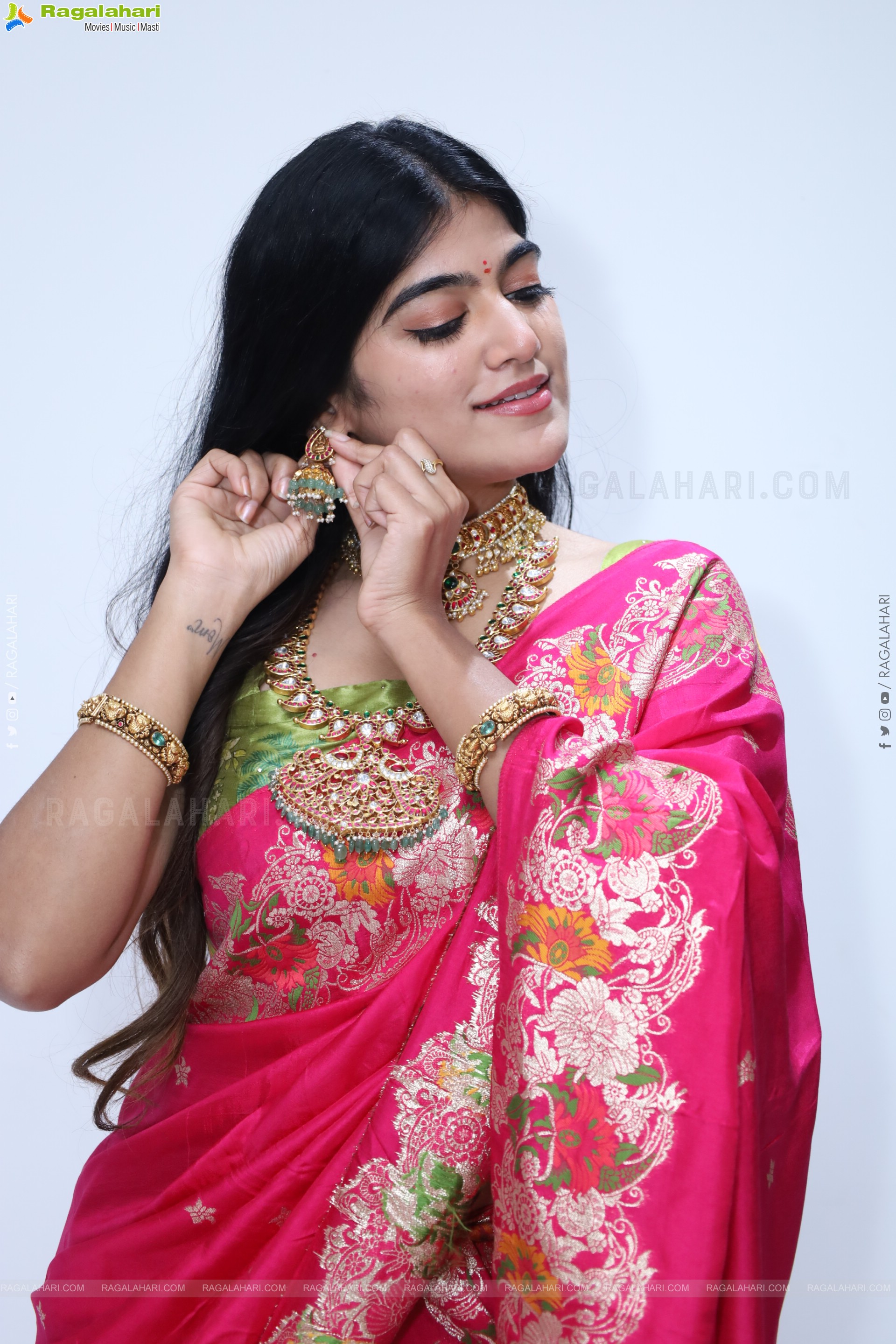 Kushi Naidu Poses with Traditional Jewellery, HD Gallery