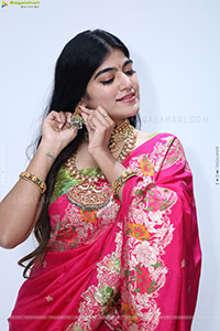 Kushi Naidu Poses with Traditional Jewellery