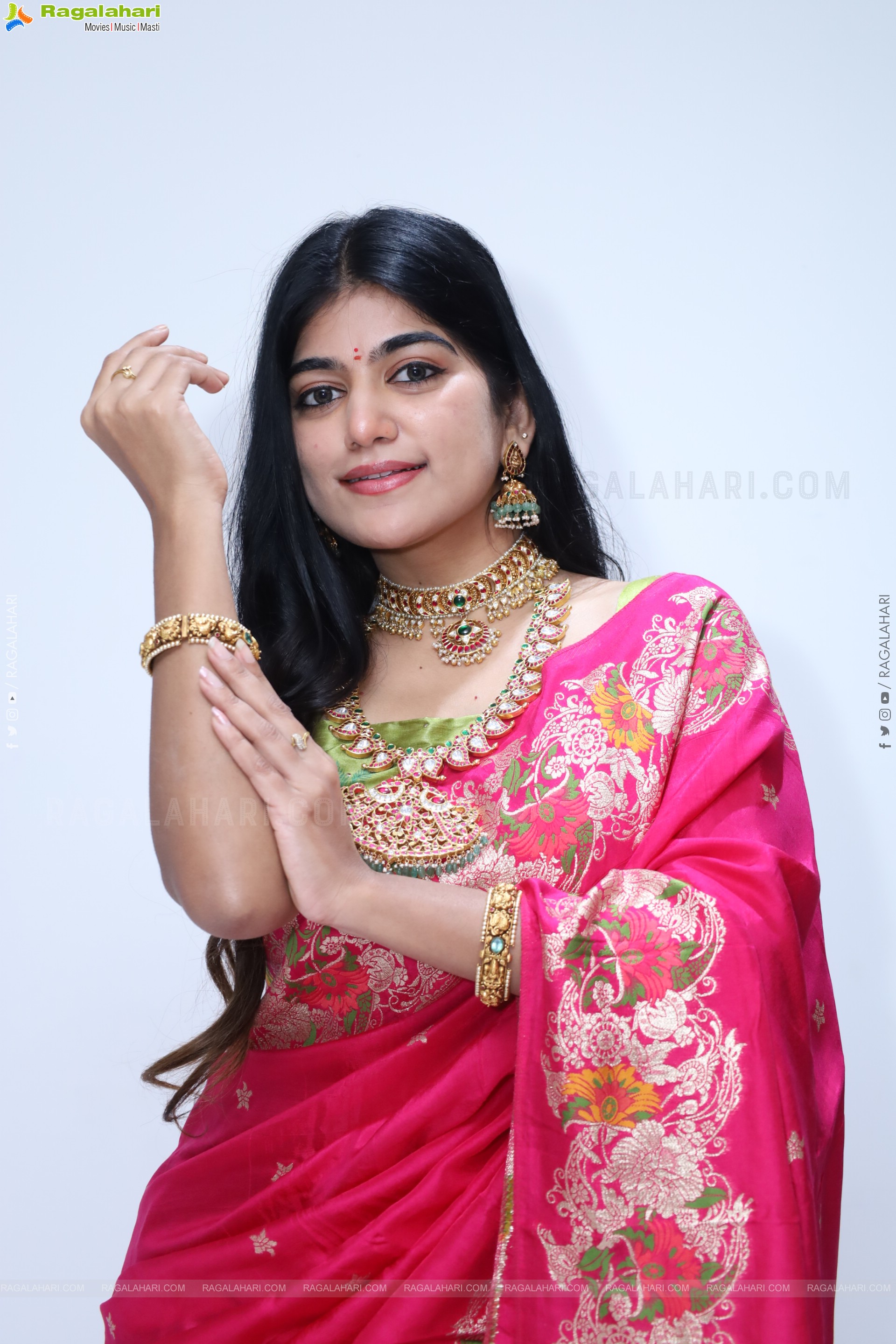 Kushi Naidu Poses with Traditional Jewellery, HD Gallery