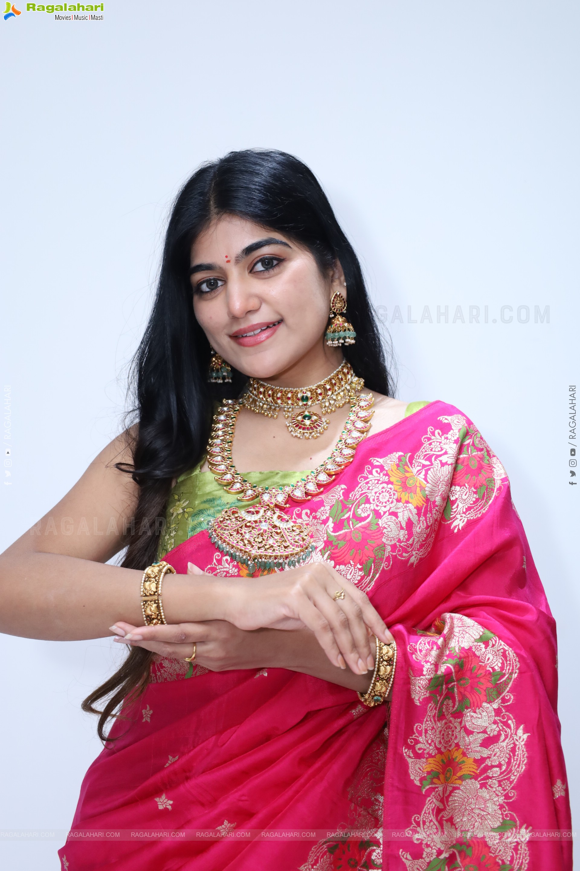 Kushi Naidu Poses with Traditional Jewellery, HD Gallery