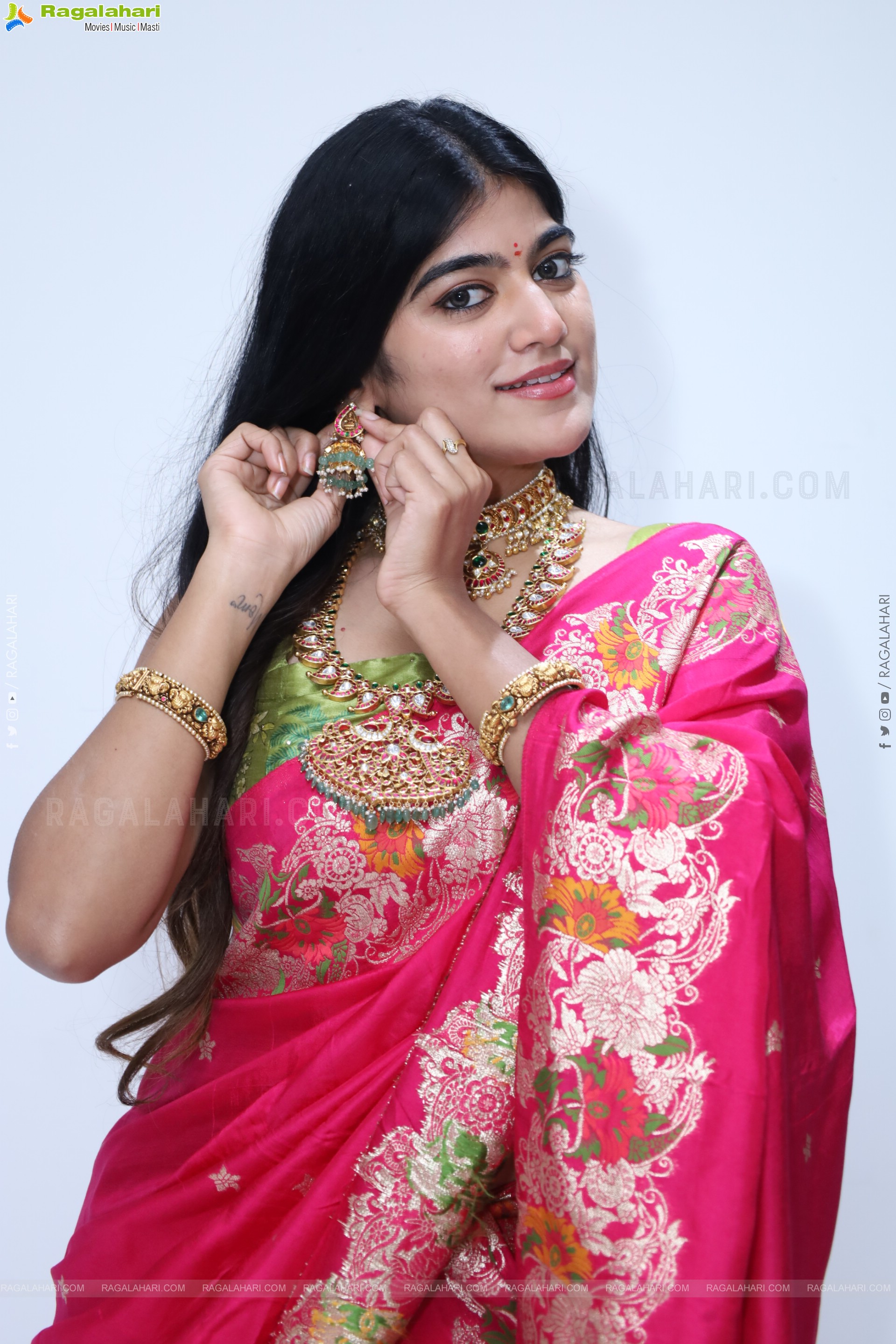 Kushi Naidu Poses with Traditional Jewellery, HD Gallery