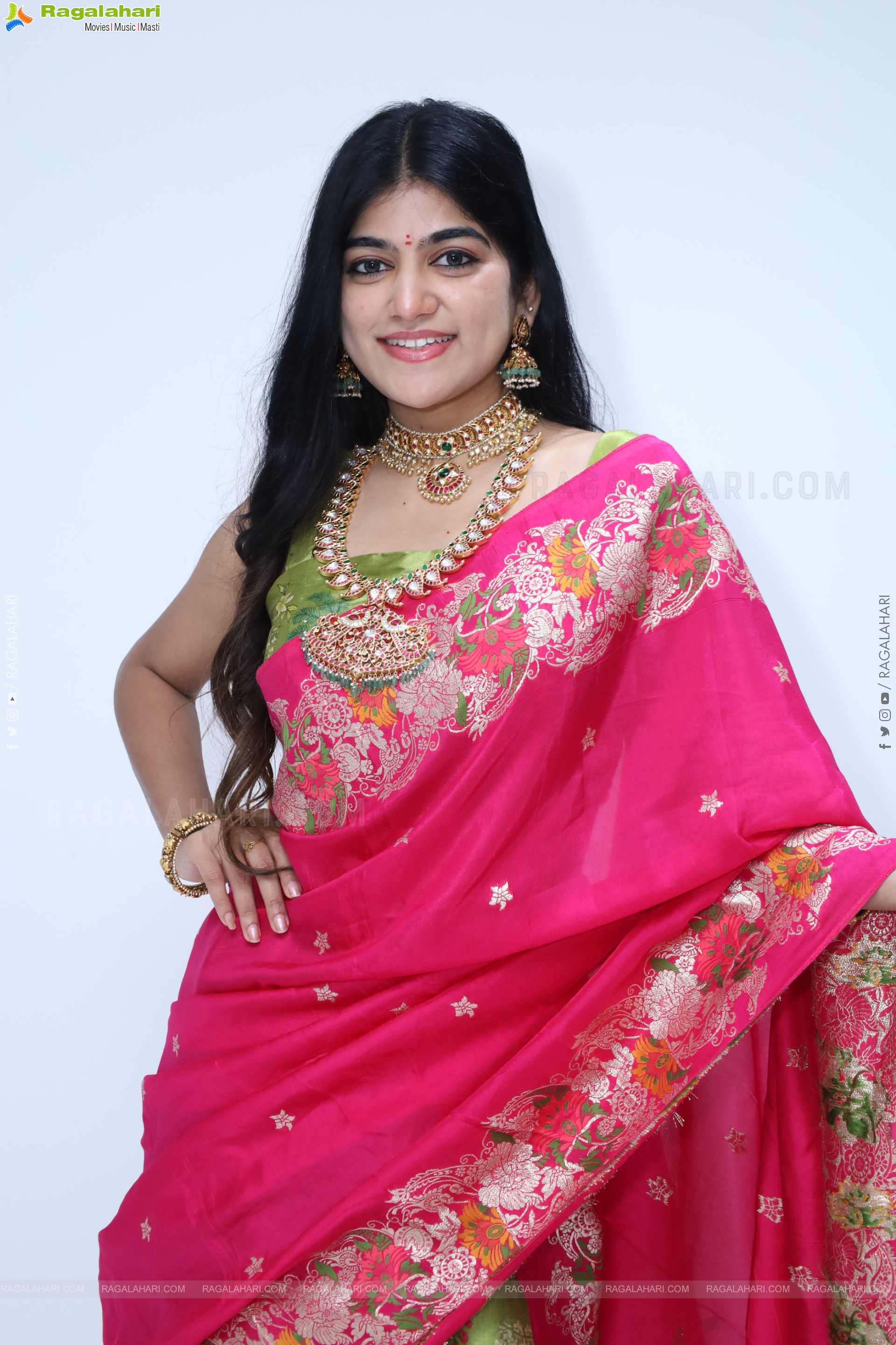 Kushi Naidu Poses with Traditional Jewellery, HD Gallery