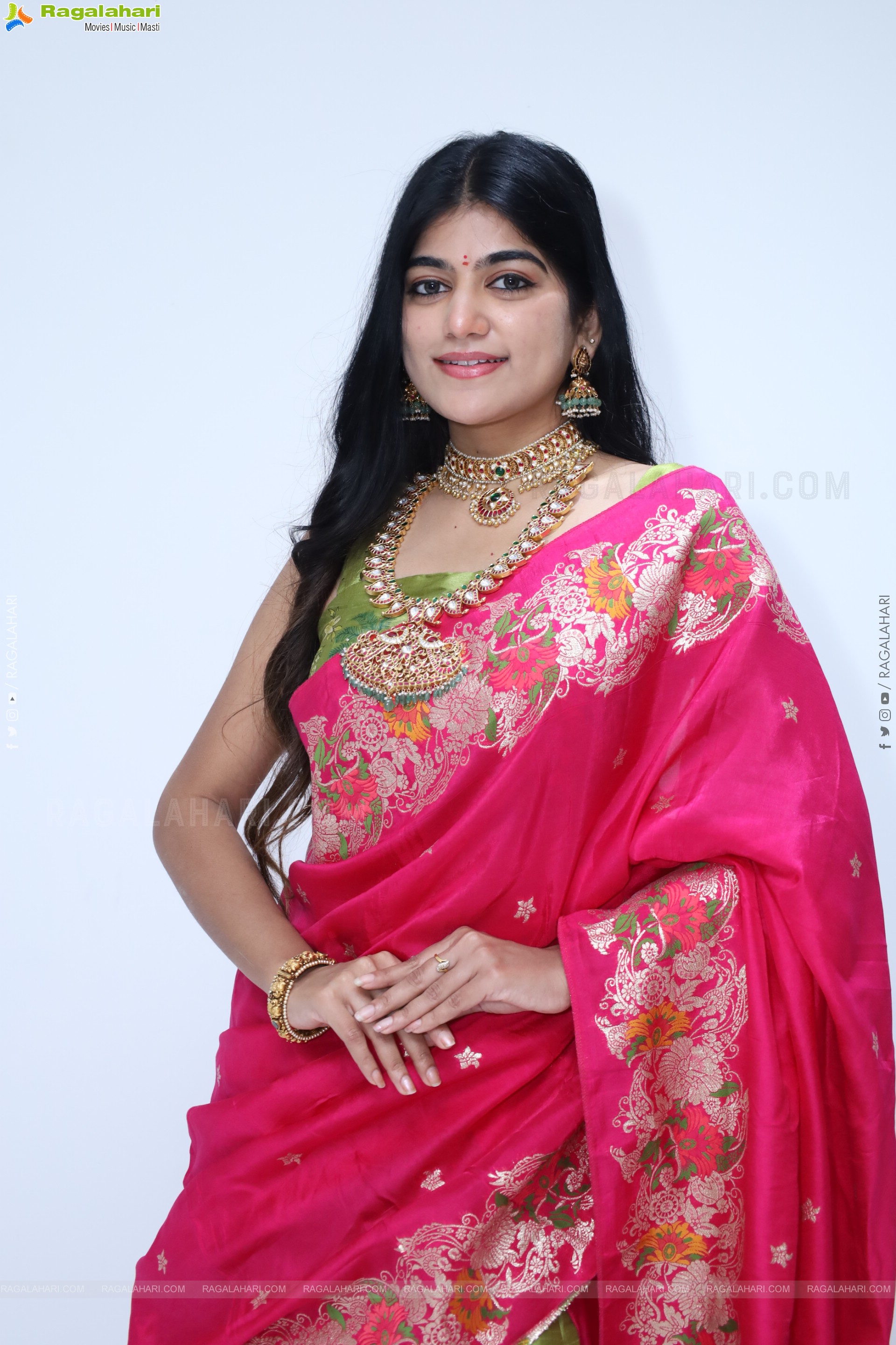 Kushi Naidu Poses with Traditional Jewellery, HD Gallery