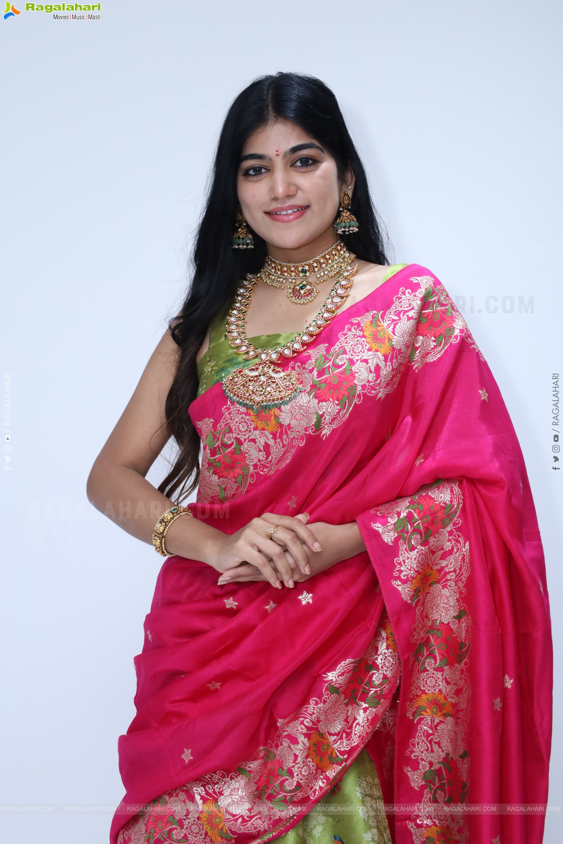 Kushi Naidu Poses with Traditional Jewellery, HD Gallery