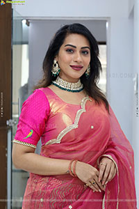 Preethi Singh Glam stills in Half Saree, HD Gallery